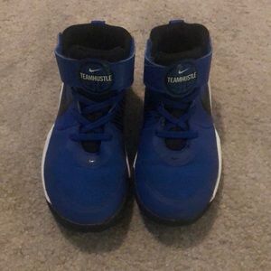 Nike team hustle D 9 sneaker 1Y